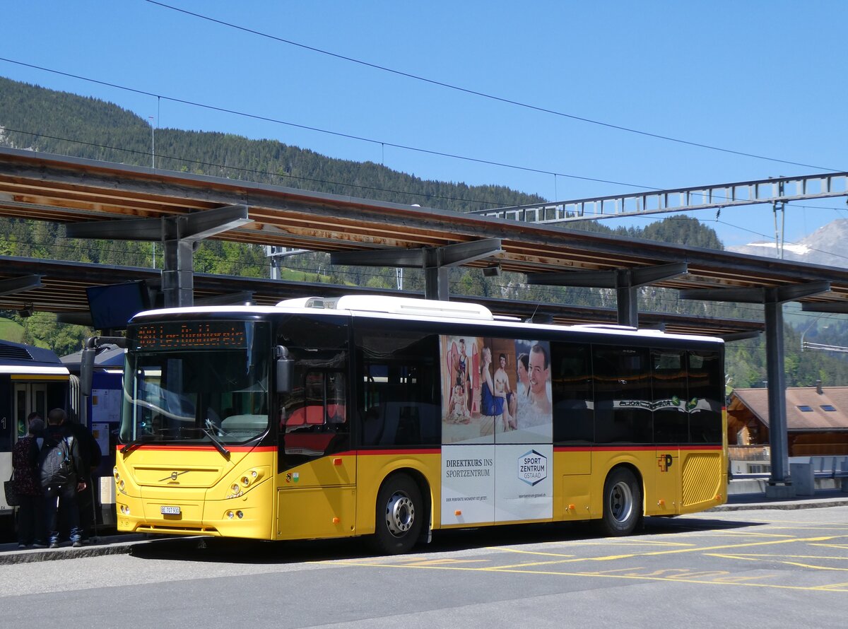 (275'597) - PostAuto Bern - BE 707'930/PID 10'964 - Volvo (ex K�bli, Gstaad) am 16. Mai 2025 beim Bahnhof Gstaad