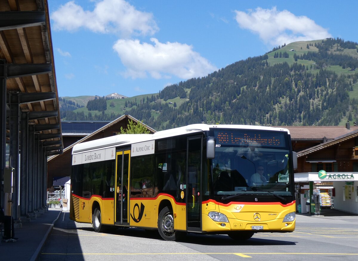 (275'602) - PostAuto Bern - BE 707'943/PID 11'857 - Mercedes (ex K�bli, Gstaad; ex PostAuto Bern BE 538'988; ex PostAuto Bern BE 653'386) am 16. Mai 2025 bim Bahnhof Gstaad