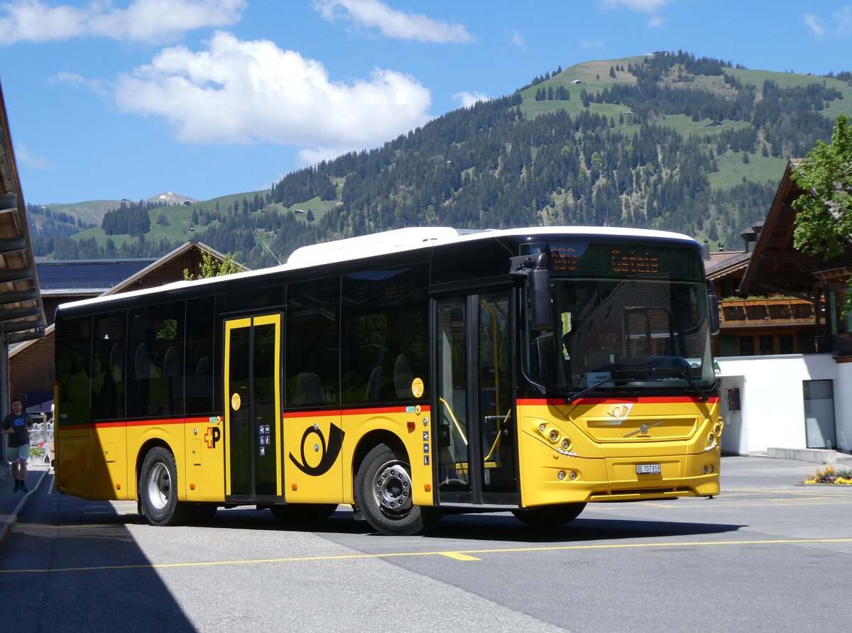 (275'604) - PostAuto Bern - BE 707'919/PID 11'458 - Volvo (ex K�bli, Gstaad) am 16. Mai 2025 beim Bahnhof Gstaad