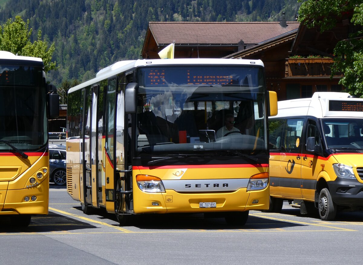 (275'607) - PostAuto Bern - BE 707'891/PID 4535 - Setra (ex Nr. 3; ex K�bli, Gstaad Nr. 3) am 16. Mai 2025 beim Bahnhof Gstaad