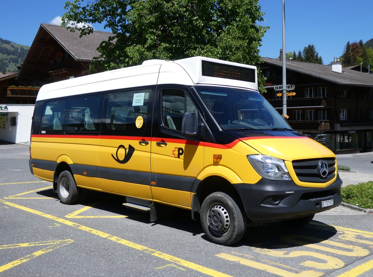 (275'611) - PostAuto Bern - BE 707'972/PID 10'890 - Mercedes (ex K�bli, Gstaad) am 16. Mai 2025 beim Bahnhof Gstaad