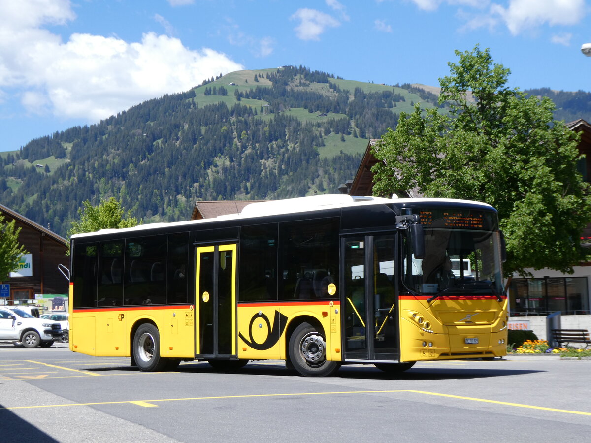 (275'613) - PostAuto Bern - BE 707'929/PID 10'535 - Volvo (ex K�bli, Gstaad) am 16. Mai 2025 beim Bahnhof Gstaad