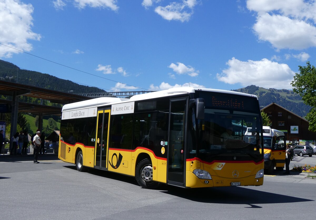 (275'617) - PostAuto Bern - BE 707'943/PID 11'857 - Mercedes (ex K�bli, Gstaad; ex PostAuto Bern BE 538'988; ex PostAuto Bern BE 653'386) am 16. Mai 2025 beim Bahnhof Gstaad
