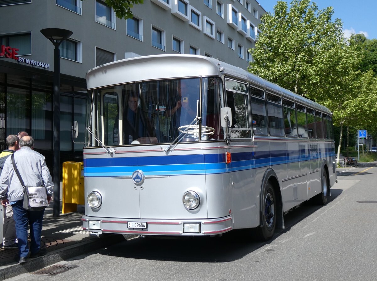 (275'628) - Borer, Neuhausen - SH 19'684 - Saurer/T�scher (ex Sch�ttler, D-K�ln; ex Braun, D-M�nster; ex Schmid, Hemishofen; ex Br�tsch, B�ttenhard; ex ASS Schleitheim Nr. 8) am 17. Mai 2025 beim Bahnhof Schaffhausen