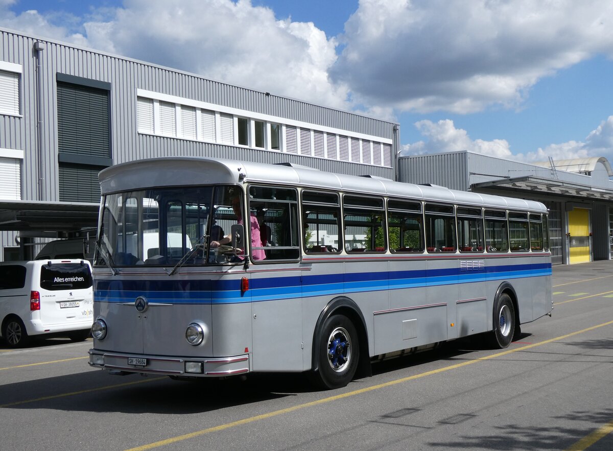 (275'634) - Borer, Neuhausen - SH 19'684 - Saurer/T�scher (ex Sch�ttler, D-K�ln; ex Braun, D-M�nster; ex Schmid, Hemishofen; ex Br�tsch, B�ttenhard; ex ASS Schleitheim Nr. 8) am 17. Mai 2025 in Schaffhausen, Busdepot VBSH