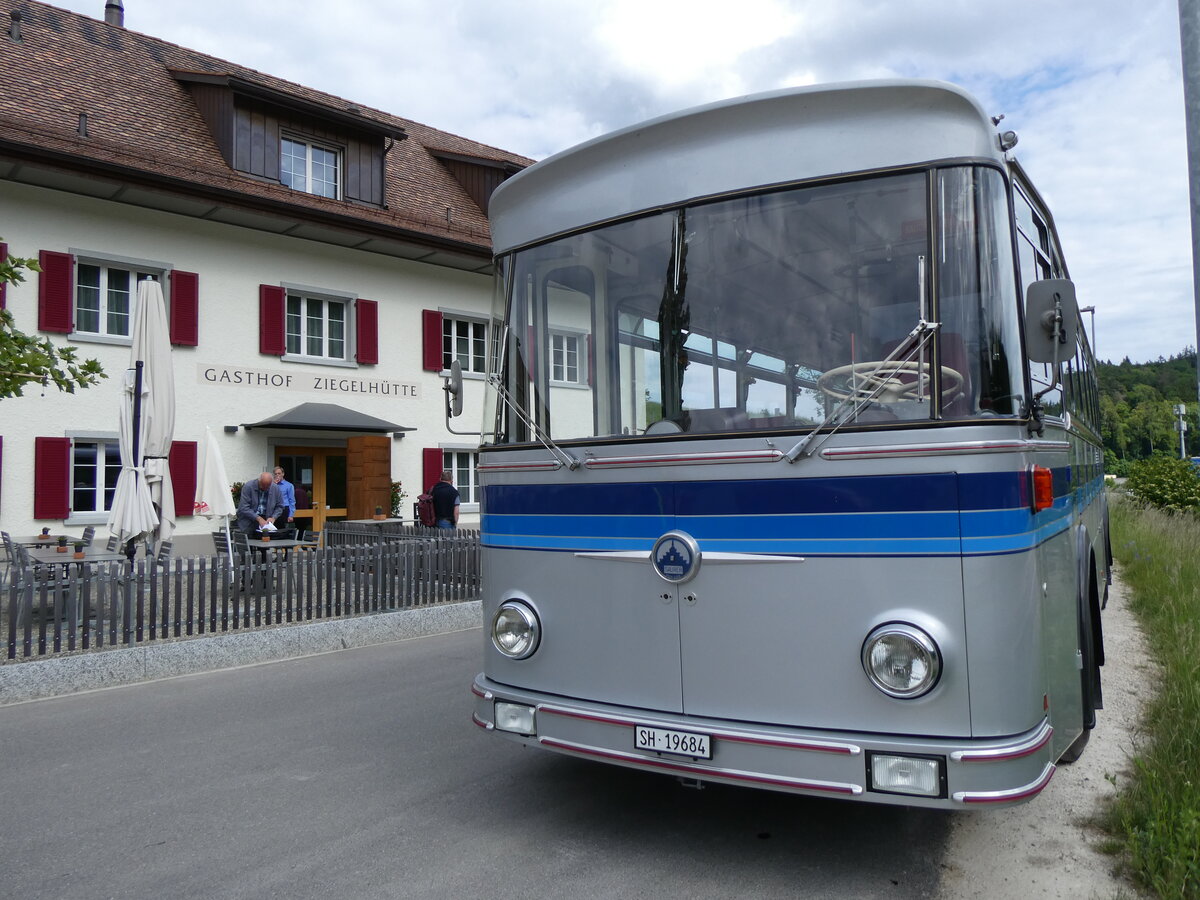 (275'678) - Borer, Neuhausen - SH 19'684 - Saurer/T�scher (ex Sch�ttler, D-K�ln; ex Braun, D-M�nster; ex Schmid, Hemishofen; ex Br�tsch, B�ttenhard; ex ASS Schleitheim Nr. 8) am 17. Mai 2025 in Schaffhausen, Gasthof Ziegelh�tte