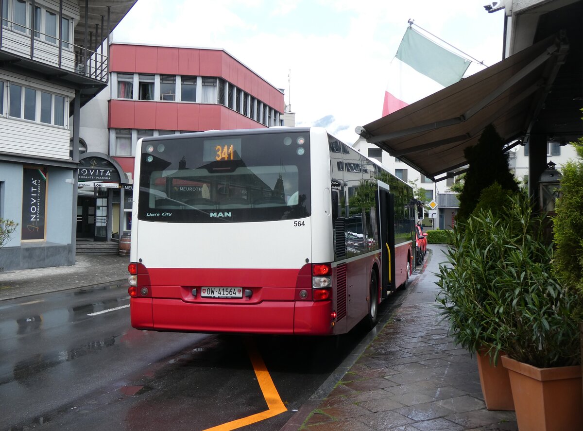 (275'750) - PostAuto Zentralschweiz - Nr. 564/OW 41'564/PID 12'449 - MAN (ex Dr. Richard, A-Wien Nr. 1427) am 23. Mai 2025 beim Bahnhof Sarnen