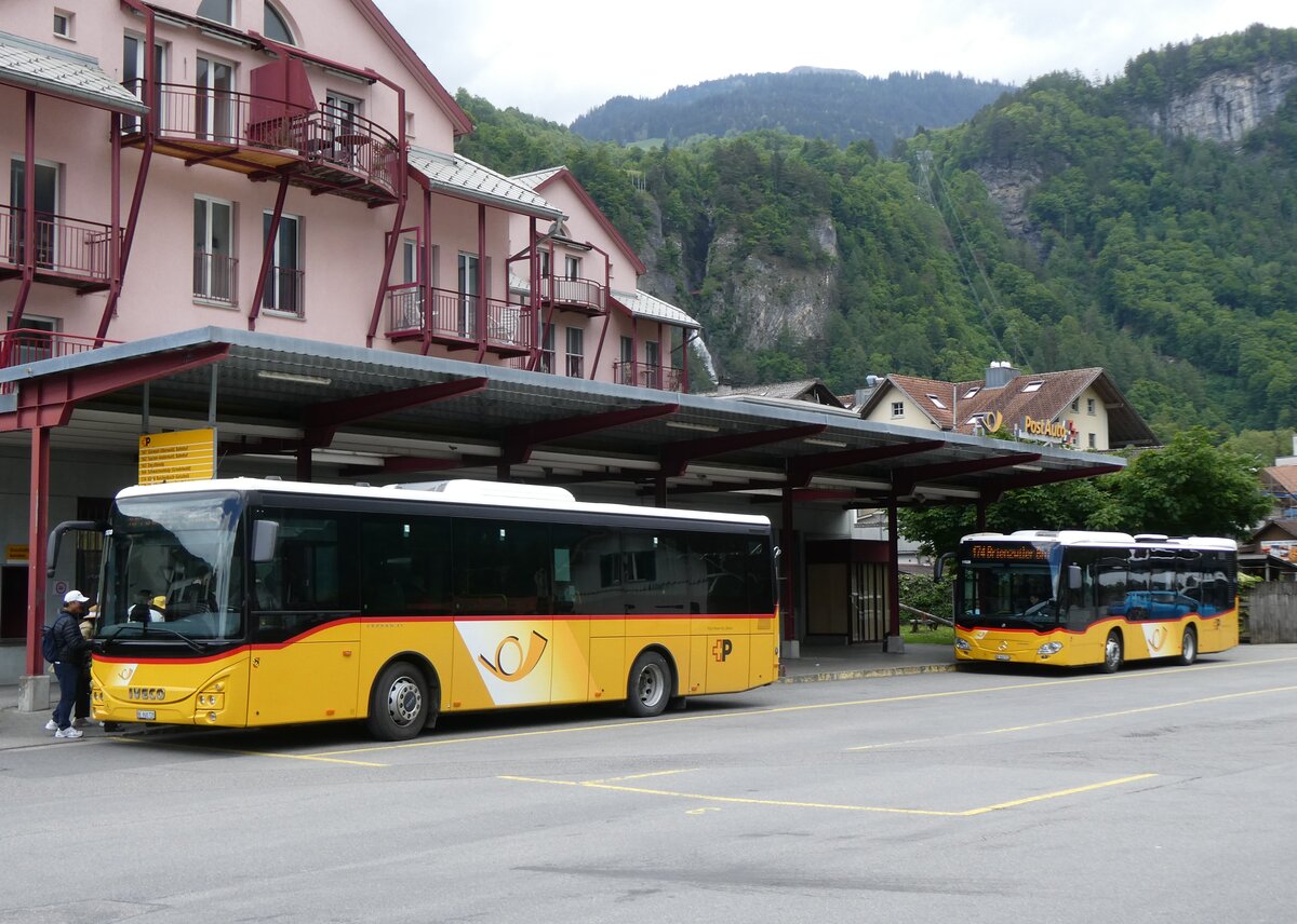 (275'765) - Fl�ck, Brienz - Nr. 28/BE 868'728/PID 11'830 - Iveco + Nr. 23/BE 868'723/PID 11'528 - Mercedes am 23. Mai 2025 in Meiringen, PostAutostation