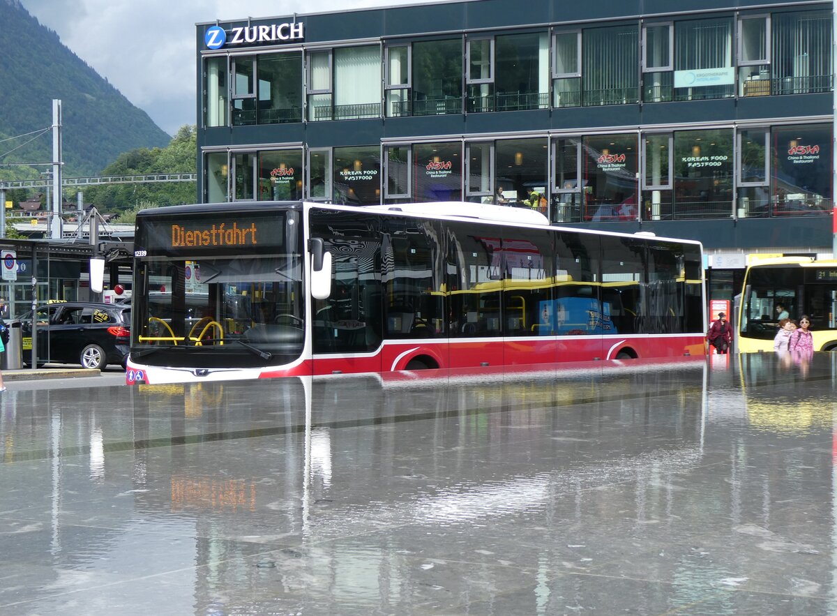 (275'779) - PostAuto Bern - BE 654'090/PID 12'339 - MAN (ex Dr. Richard, A-Wien Nr. 1419) am 23. Mai 2025 beim Bahnhof Interlaken Ost (Teilaufnahme)
