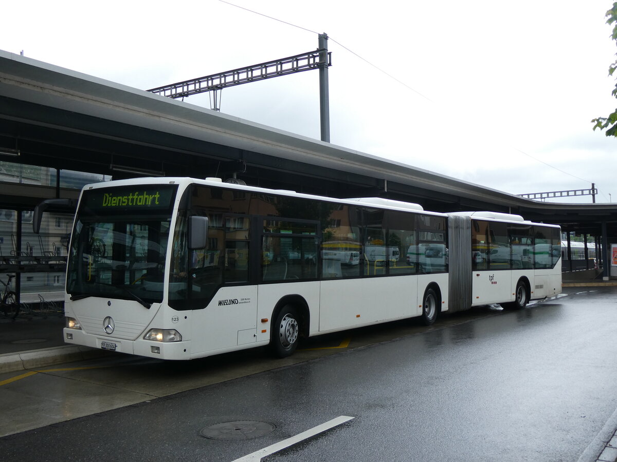 (275'843) - Wieland, Murten - Nr. 123/FR 300'604 - Mercedes (ex Knecht, Windisch Nr. 215; ex Interbus, Yverdon Nr. 215; ex BVB Basel Nr. 794; ex ASN Stadel Nr. 199/PID 4125) am 26. Mai 2025 beim Bahnhof Sch�pfheim