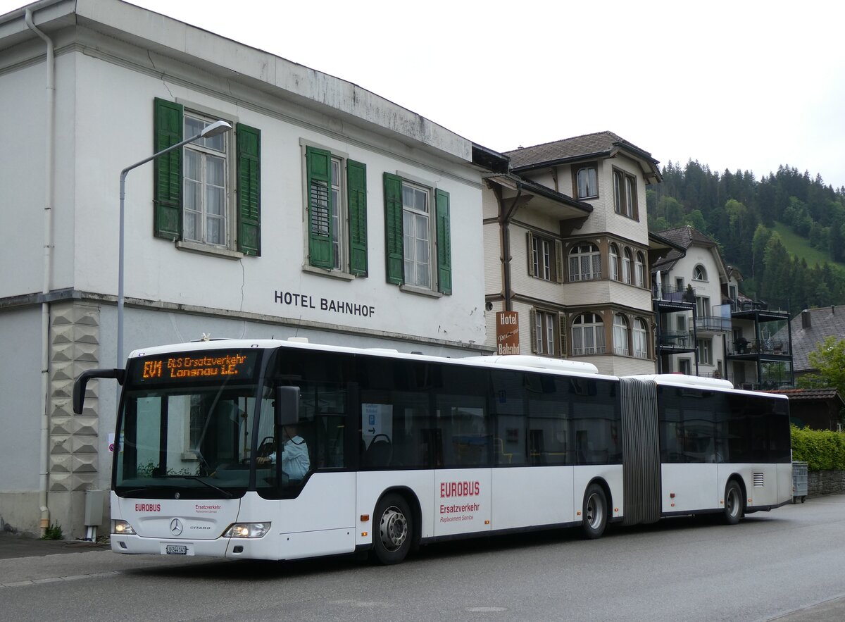 (275'853) - H�fliger, Sursee - Nr. 9/LU 244'141/PID 5395 - Mercedes am 26. Mai 2025 beim Bahnhof Escholzmatt