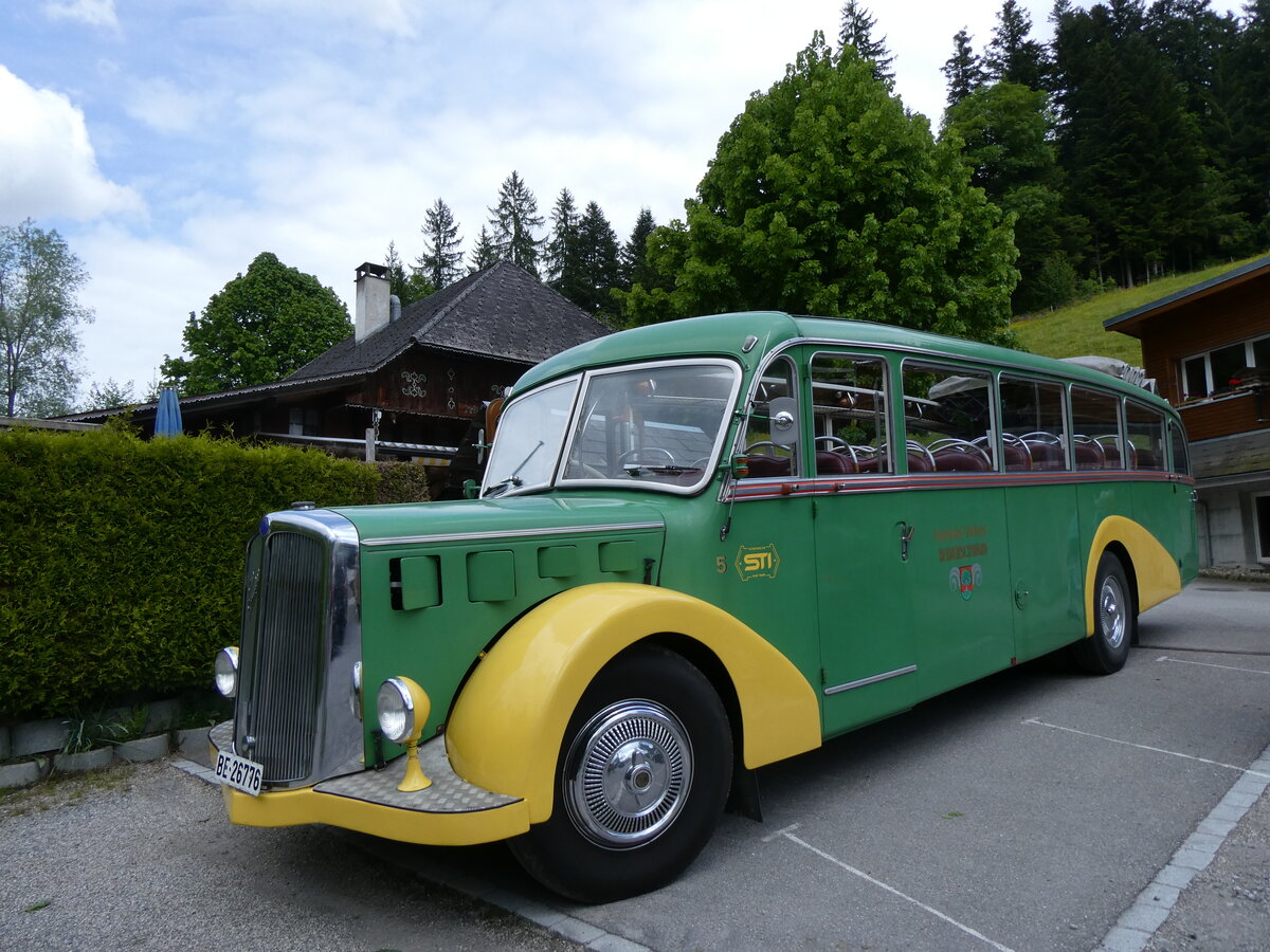 (275'878) - STI Thun - Nr. 15/BE 26'776 - Saurer/Gangloff (ex AvH Heimenschwand Nr. 5) am 27. Mai 2025 in Gohl, Restaurant J�gerhus