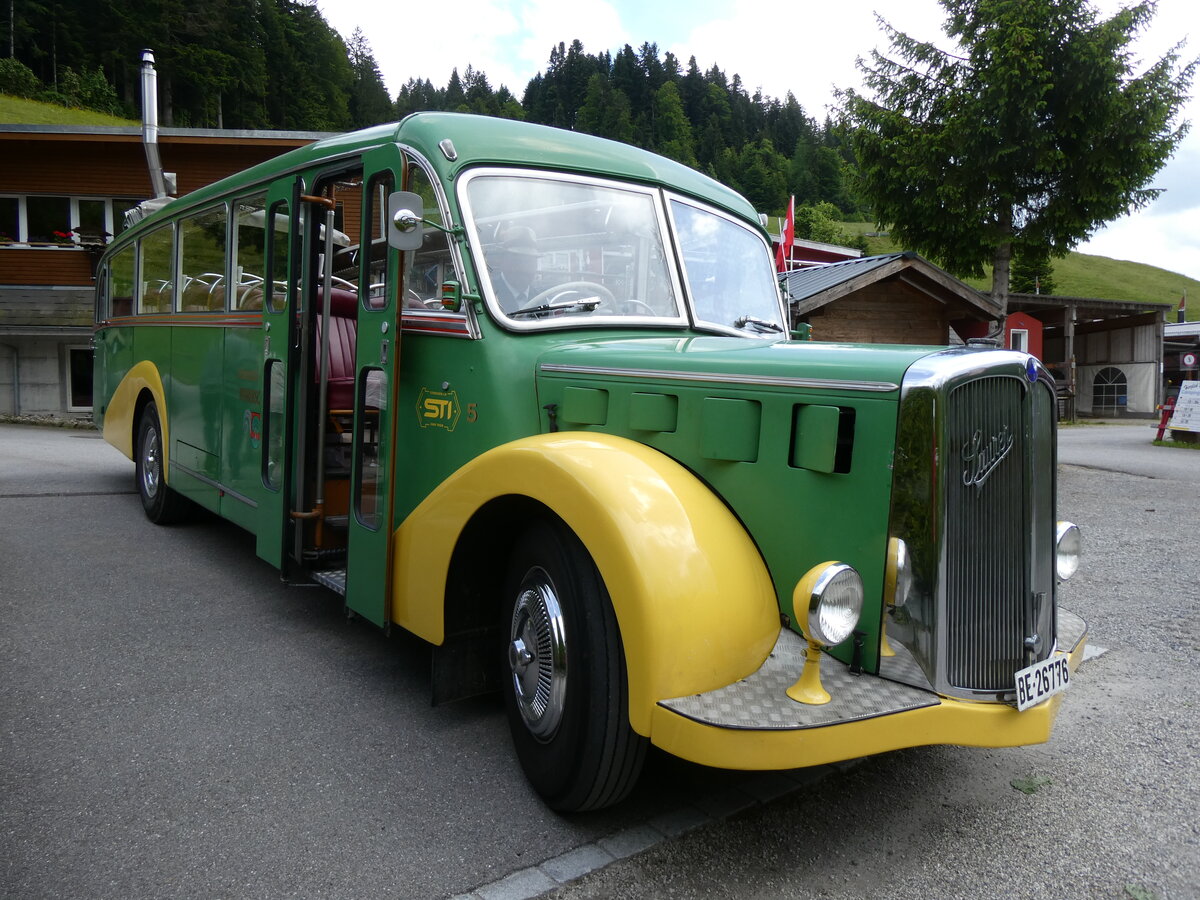 (275'880) - STI Thun - Nr. 15/BE 26'776 - Saurer/Gangloff (ex AvH Heimenschwand Nr. 5) am 27. Mai 2025 in Gohl, Restaurant J�gerhus