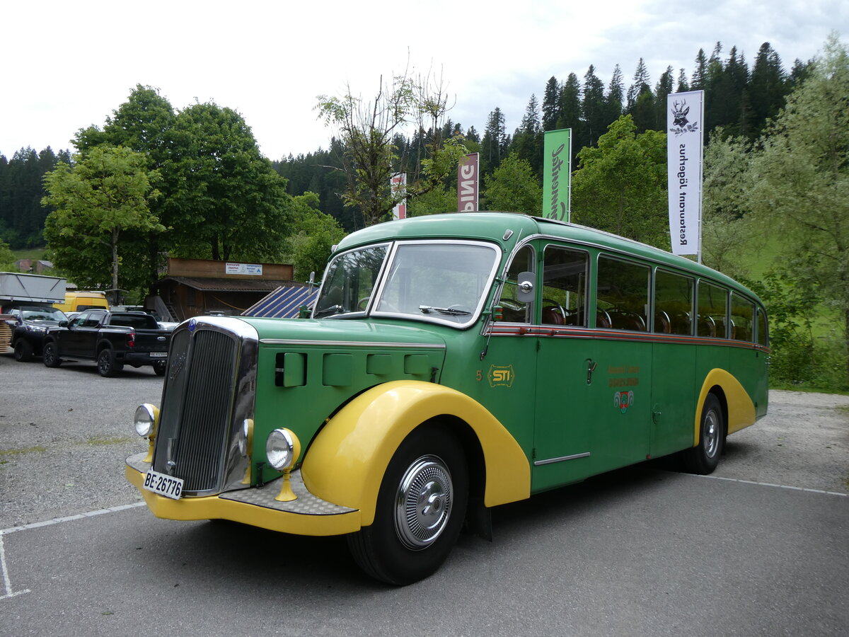 (275'881) - STI Thun - Nr. 15/BE 26'776 - Saurer/Gangloff (ex AvH Heimenschwand Nr. 5) am 27. Mai 2025 in Gohl, Restaurant J�gerhus