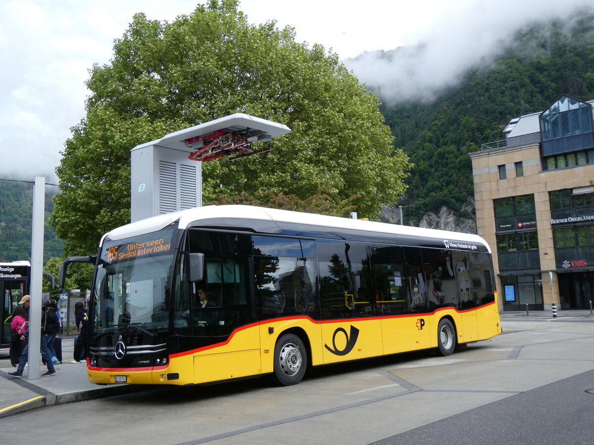 (275'898) - PostAuto Bern - BE 610'541/PID 12'130 - eMercedes am 29. Mai 2025 beim Bahnhof Interlaken West