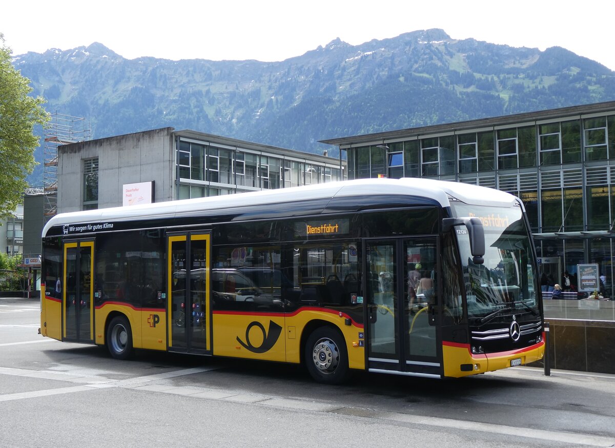 (275'921) - PostAuto Bern - BE 610'535/PID 12'124 - eMercedes am 29. Mai 2025 beim Bahnhof Interlaken Ost