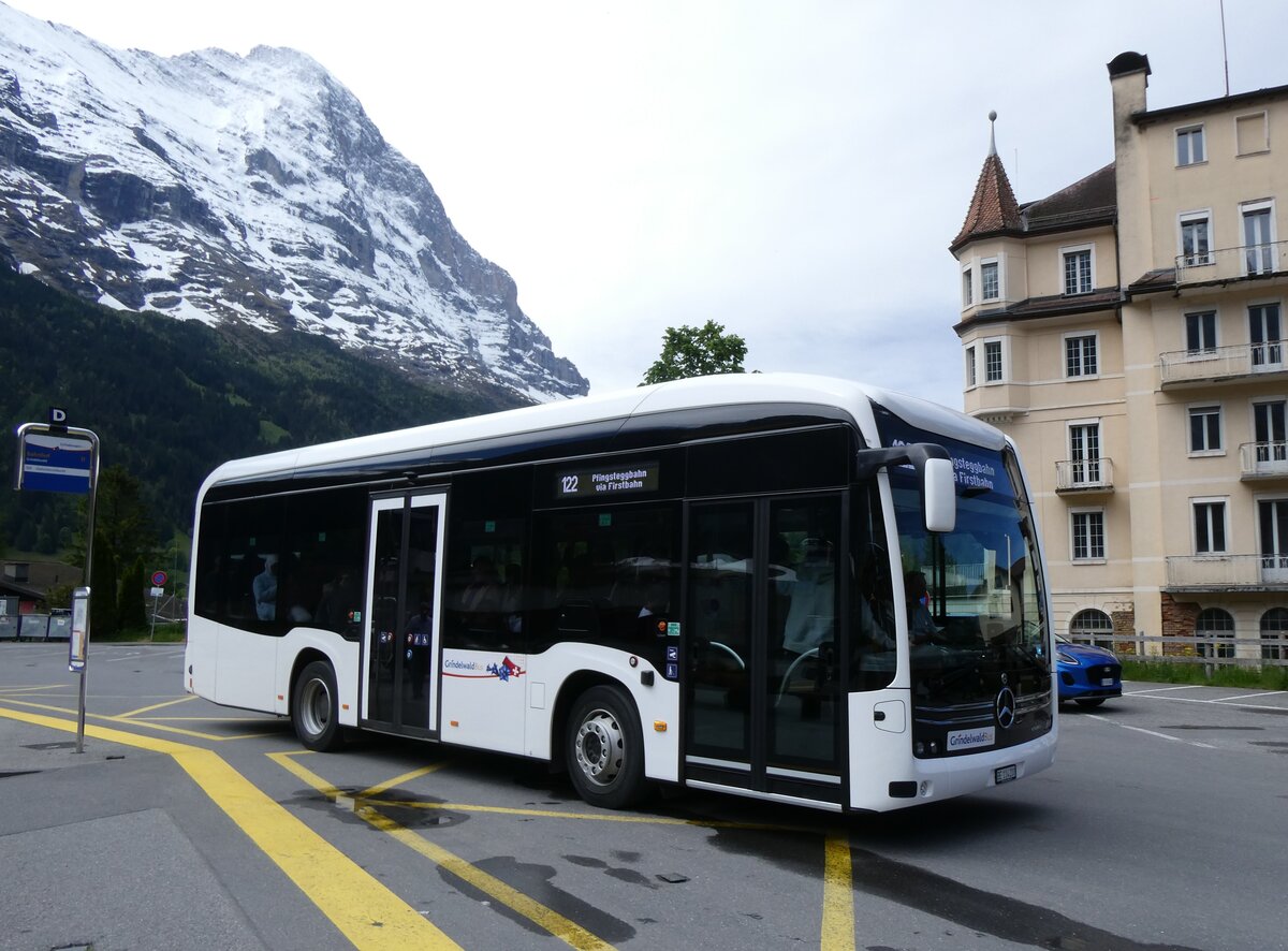 (275'934) - GrindelwaldBus, Grindelwald - Nr. 200/BE 114'200 - eMercedes am 29. Mai 2025 beim Bahnhof Grindelwald (Testbus Daimler Buses, Winterthur)