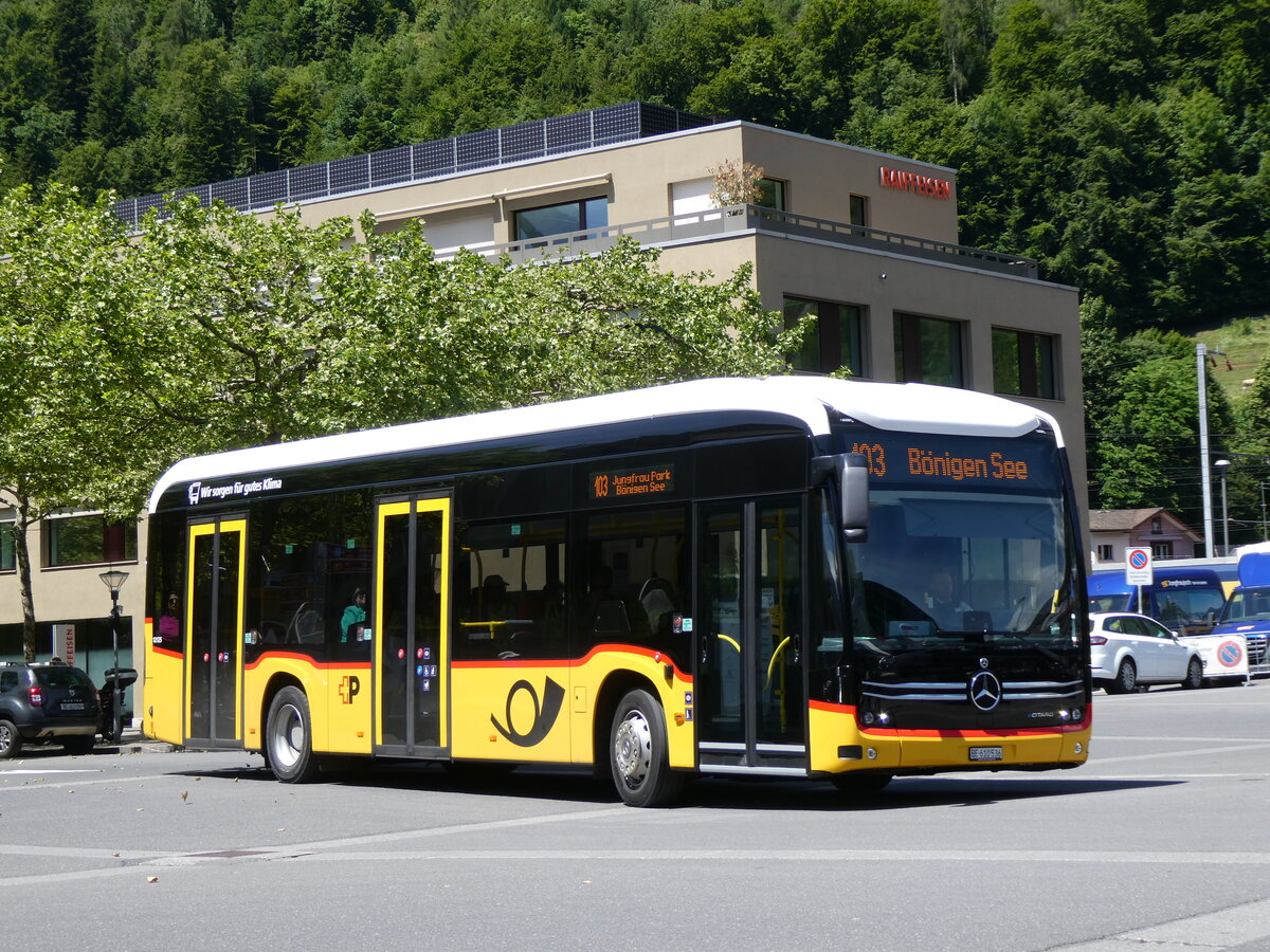 (275'953) - PostAuto Bern - BE 610'536/PID 12'125 - eMercedes am 29. Mai 2025 beim Bahnhof Interlaken Ost