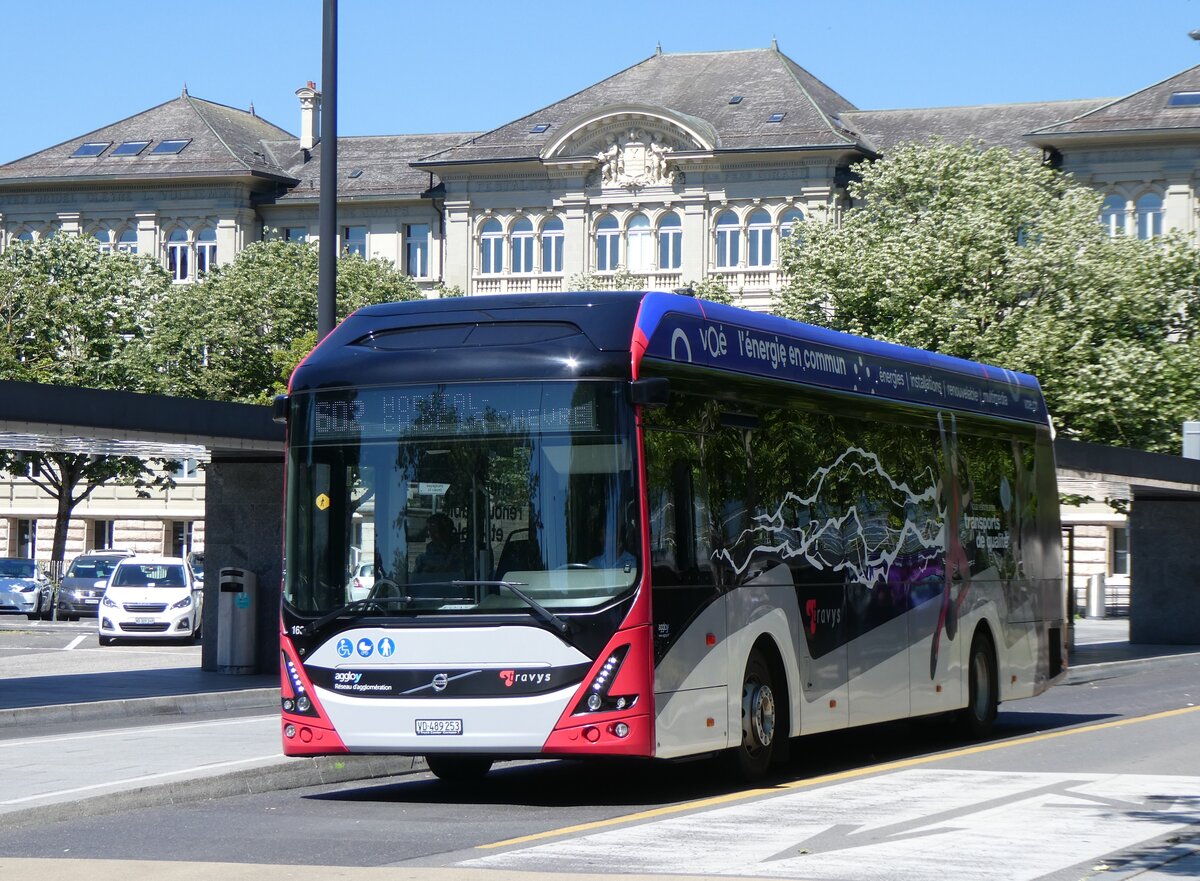 (276'009) - TRAVYS Yverdon - Nr. 163/VD 489'253 - eVolvo am 30. Mai 2025 beim Bahnhof Yverdon