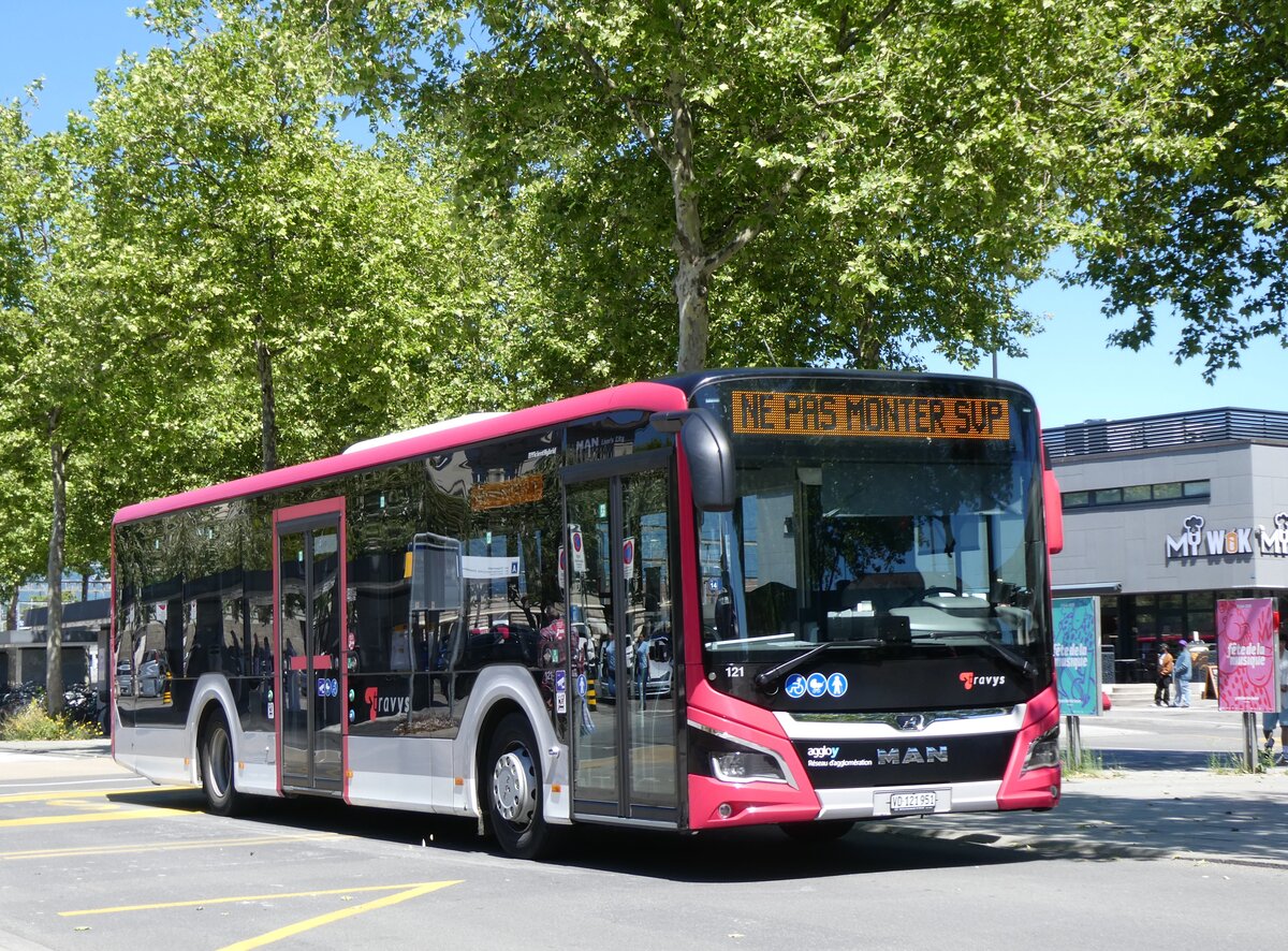 (276'016) - TRAVYS Yverdon - Nr. 121/VD 121'951 - MAN am 30. Mai 2025 beim Bahnhof Yverdon