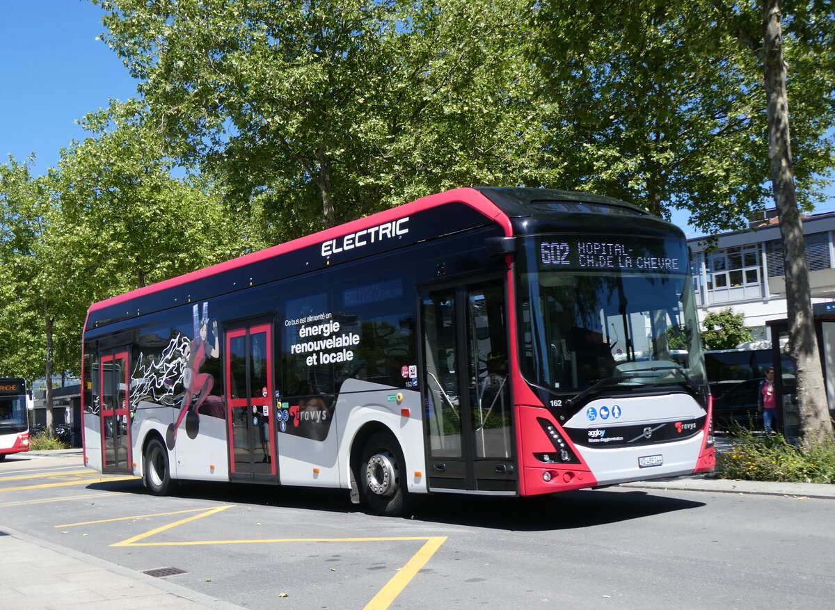 (276'025) - TRAVYS Yverdon - Nr. 162/VD 489'144 - eVolvo am 30. Mai 2025 beim Bahnhof Yverdon