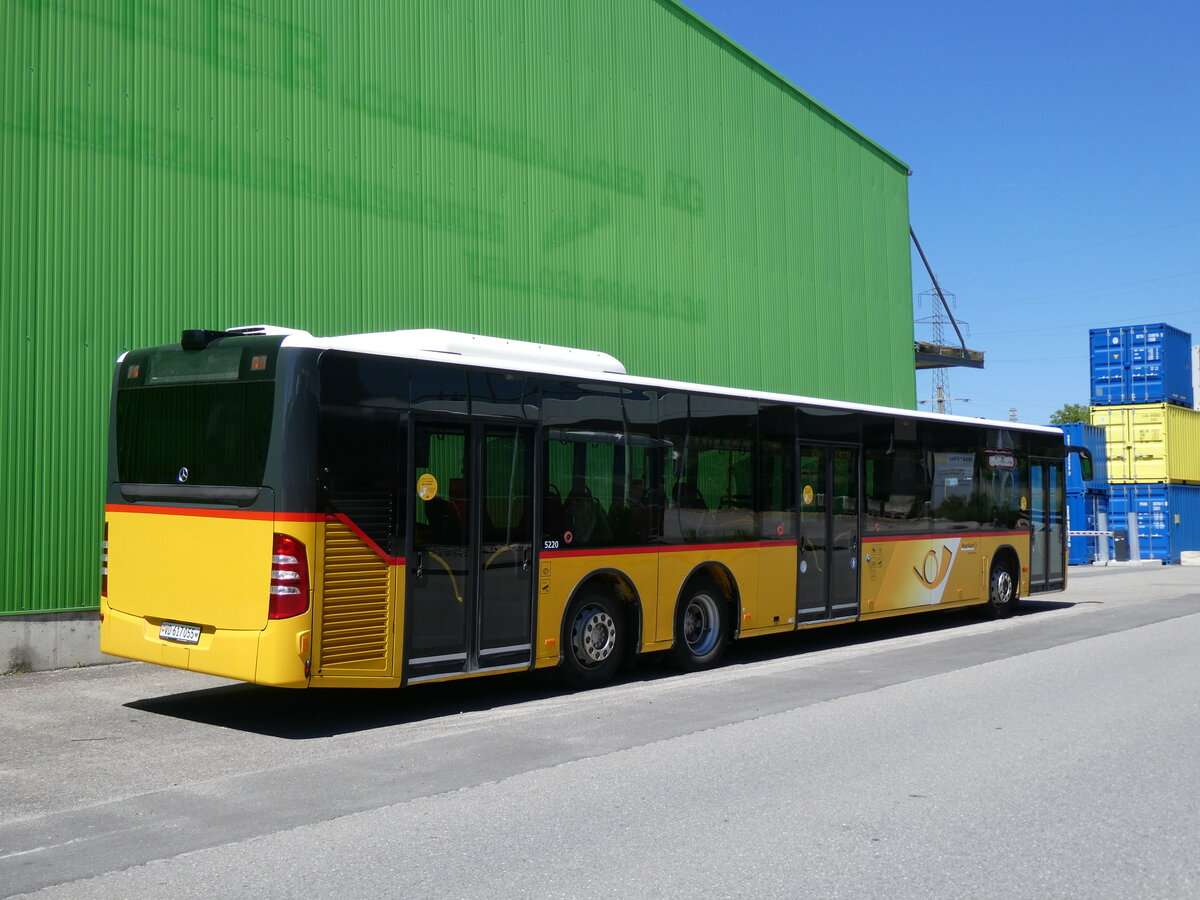 (276'076) - CarPostal Ouest - VD 617'055/PID 5220 - Mercedes (ex PostAuto Ostschweiz; ex PostAuto Ostschweiz Nr. 8) am 30. Mai 2025 in Kerzers, Interbus