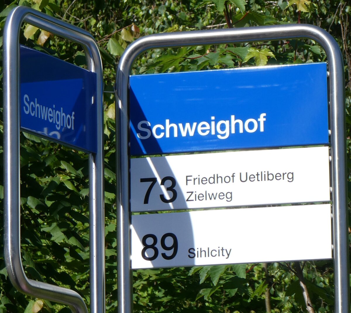 (276'082) - ZVV-Haltestellenschild - Z�rich-Schweighof, Bahnhof - am 31. Mai 2025