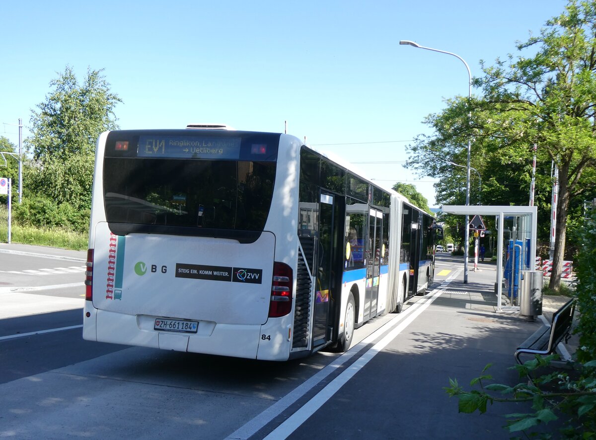 (276'086) - Welti-Furrer, Bassersdorf - Nr. 84/ZH 661'184 - Mercedes am 31. Mai 2025 beim Bahnhof Z�rich-Schweighof