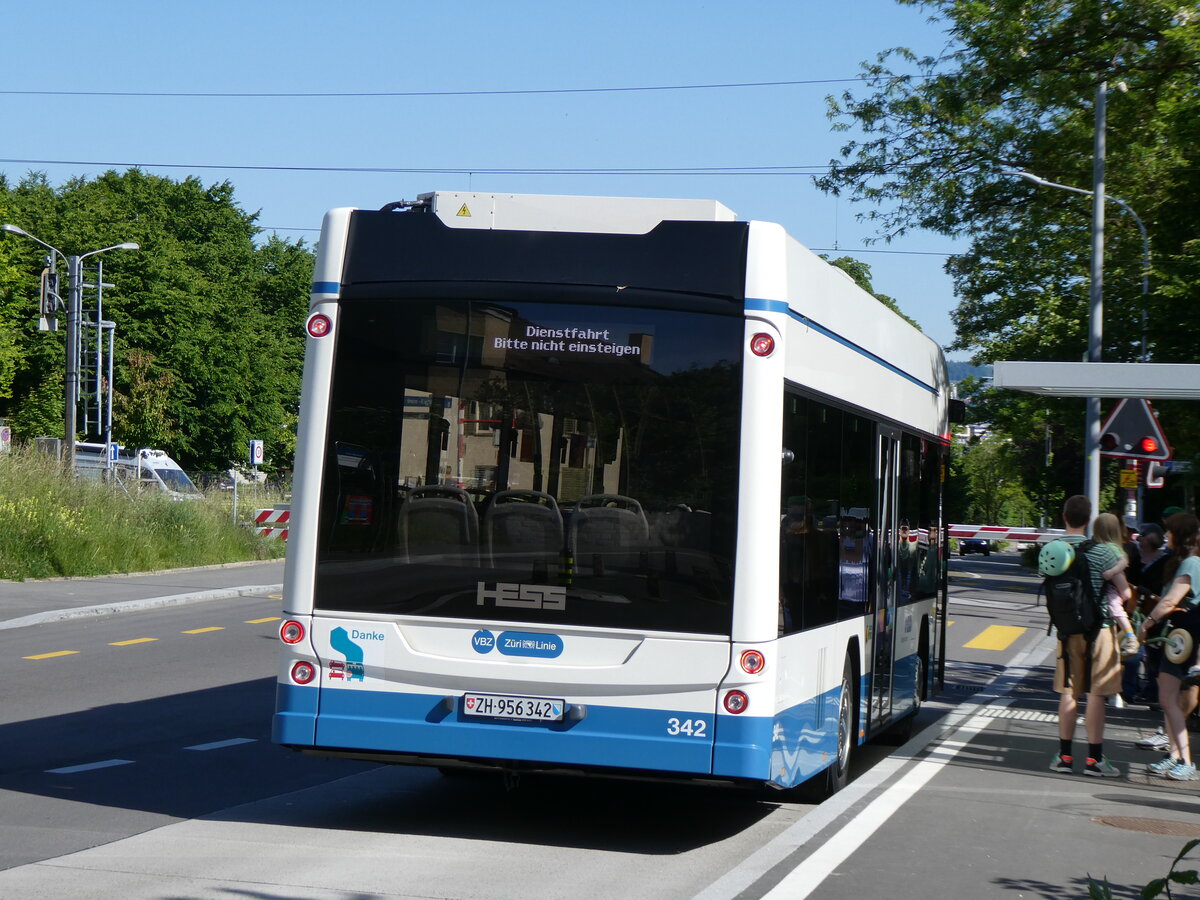 (276'090) - VBZ Z�rich - Nr. 342/ZH 956'342 - eHess am 31. Mai 2025 beim Bahnhof Z�rich-Schweighof