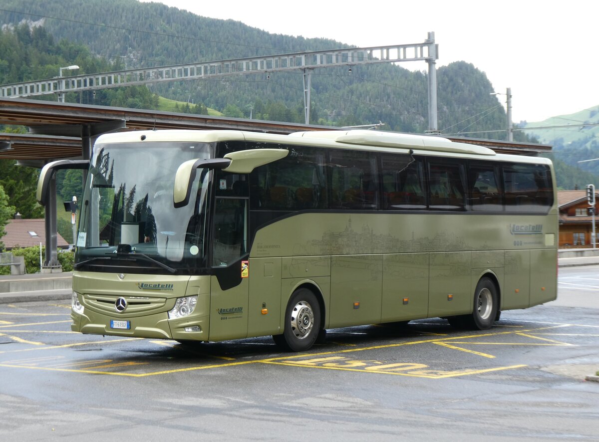 (276'274) - Aus Italien: Locatelli, Bergamo - FT-613 GF - Mercedes am 5. Juni 2025 beim Bahnhof Gstaad