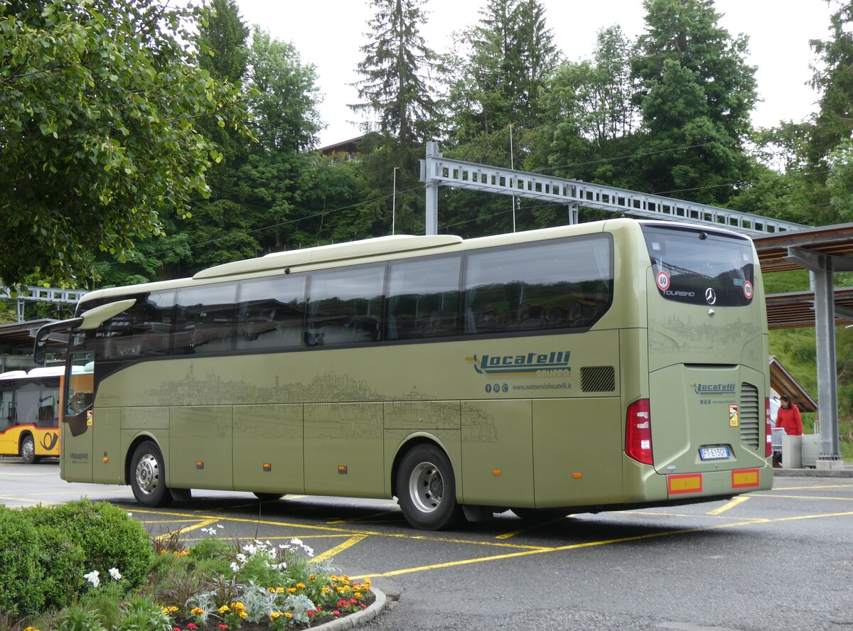 (276'275) - Aus Italien: Locatelli, Bergamo - FT-613 GF - Mercedes am 5. Juni 2025 beim Bahnhof Gstaad