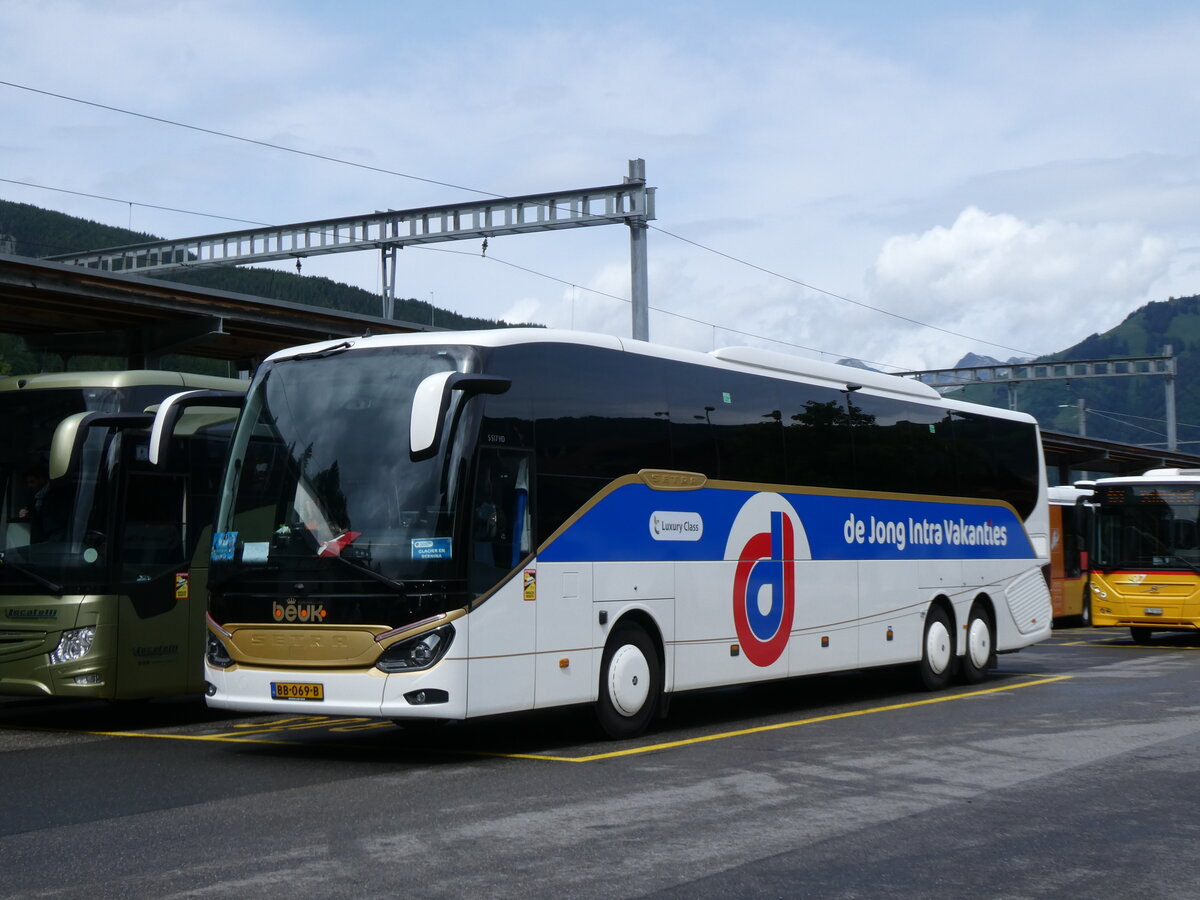 (276'276) - Aus Holland: Beuk, Noordwijk - Nr. 365/BB-069-B - Setra am 5. Juni 2025 beim Bahnhof Gstaad