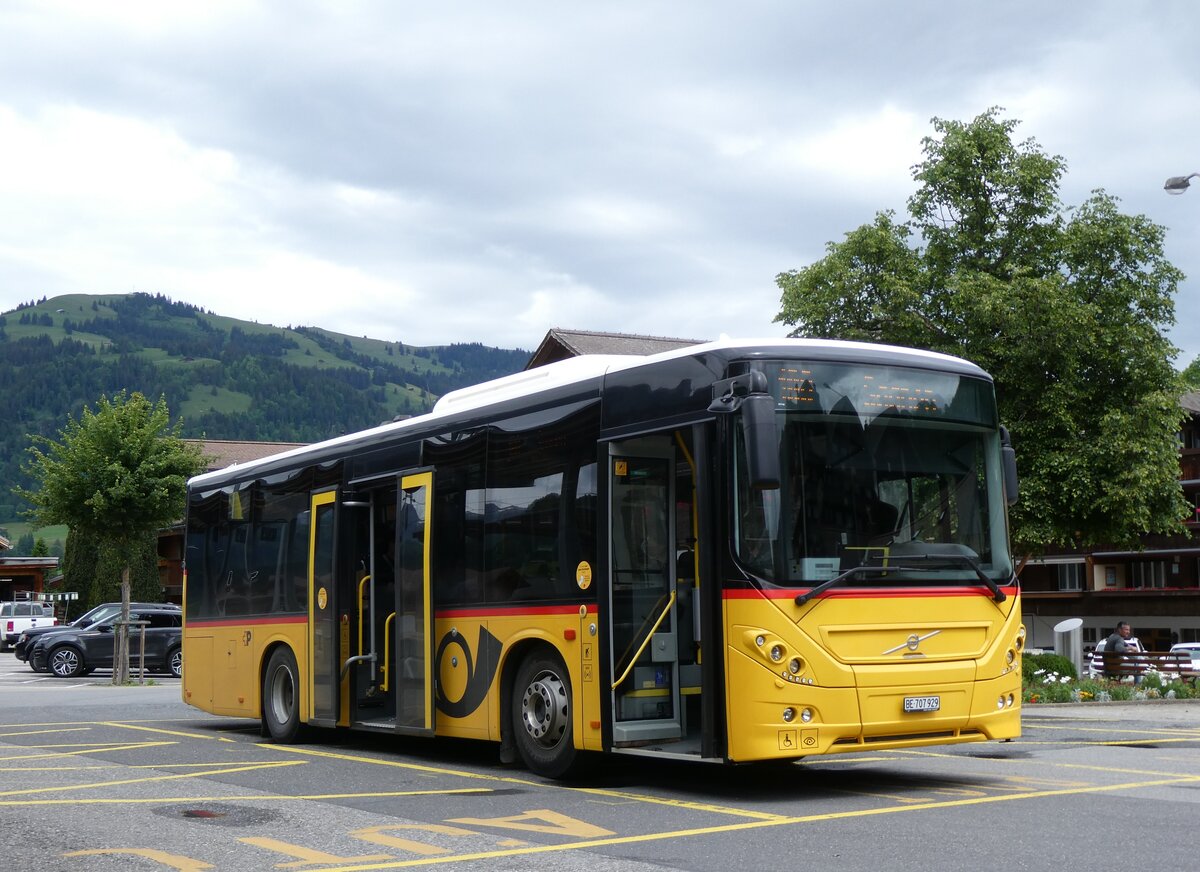 (276'284) - PostAuto Bern - BE 707'929/PID 10'535 - Volvo (ex K�bli, Gstaad) am 5. Juni 2025 beim Bahnhof Gstaad