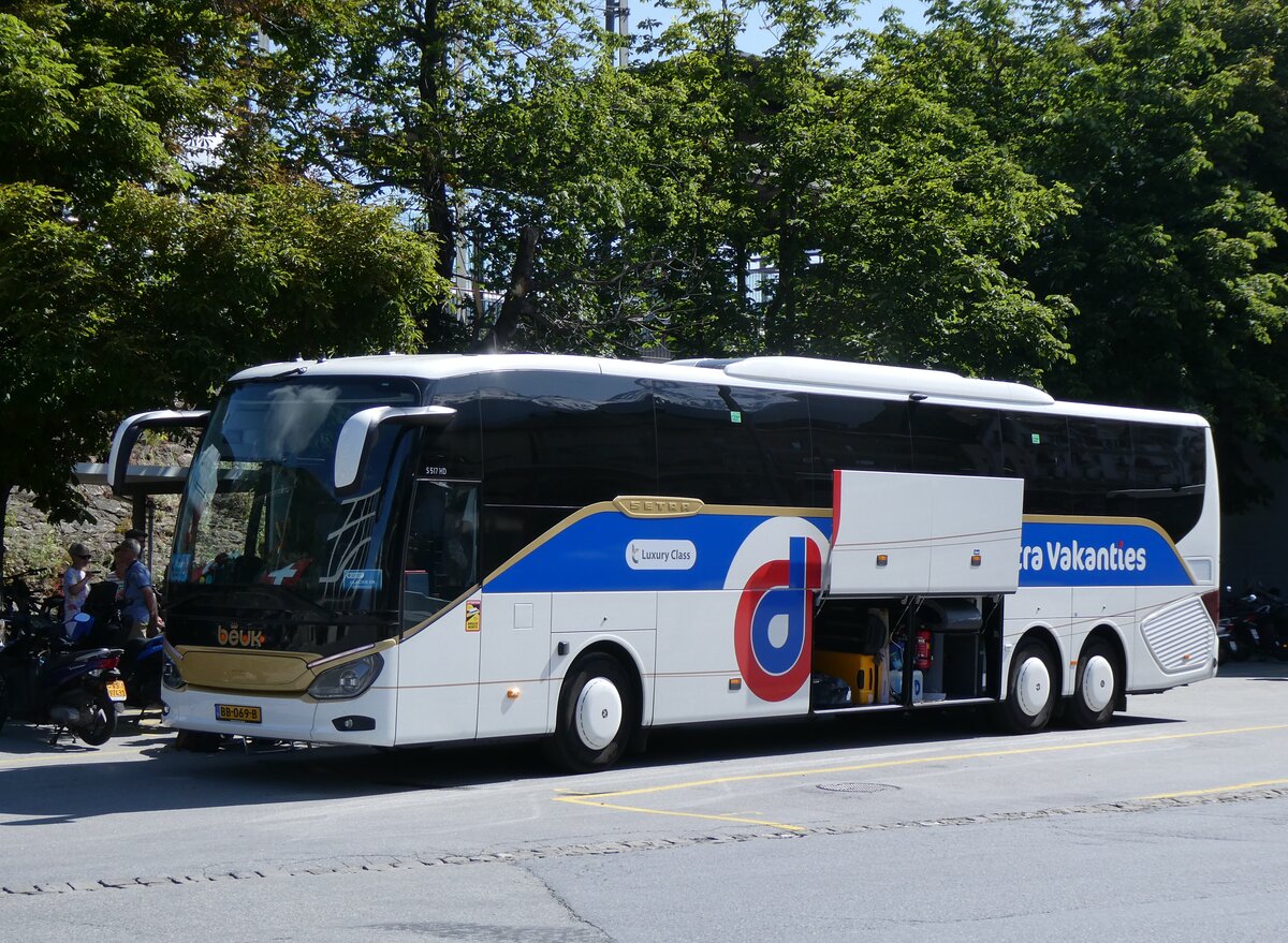 (276'295) - Aus Holland: Beuk, Noordwijk - Nr. 365/BB-069-B - Setra am 6. Juni 2025 beim Bahnhof Brig