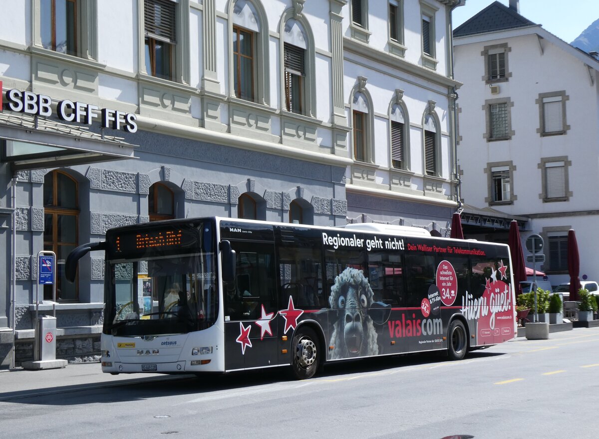 (276'297) - PostAuto Wallis - VS 449'118/PID 10'446 - MAN am 6. Juni 2025 beim Bahnhof Brig