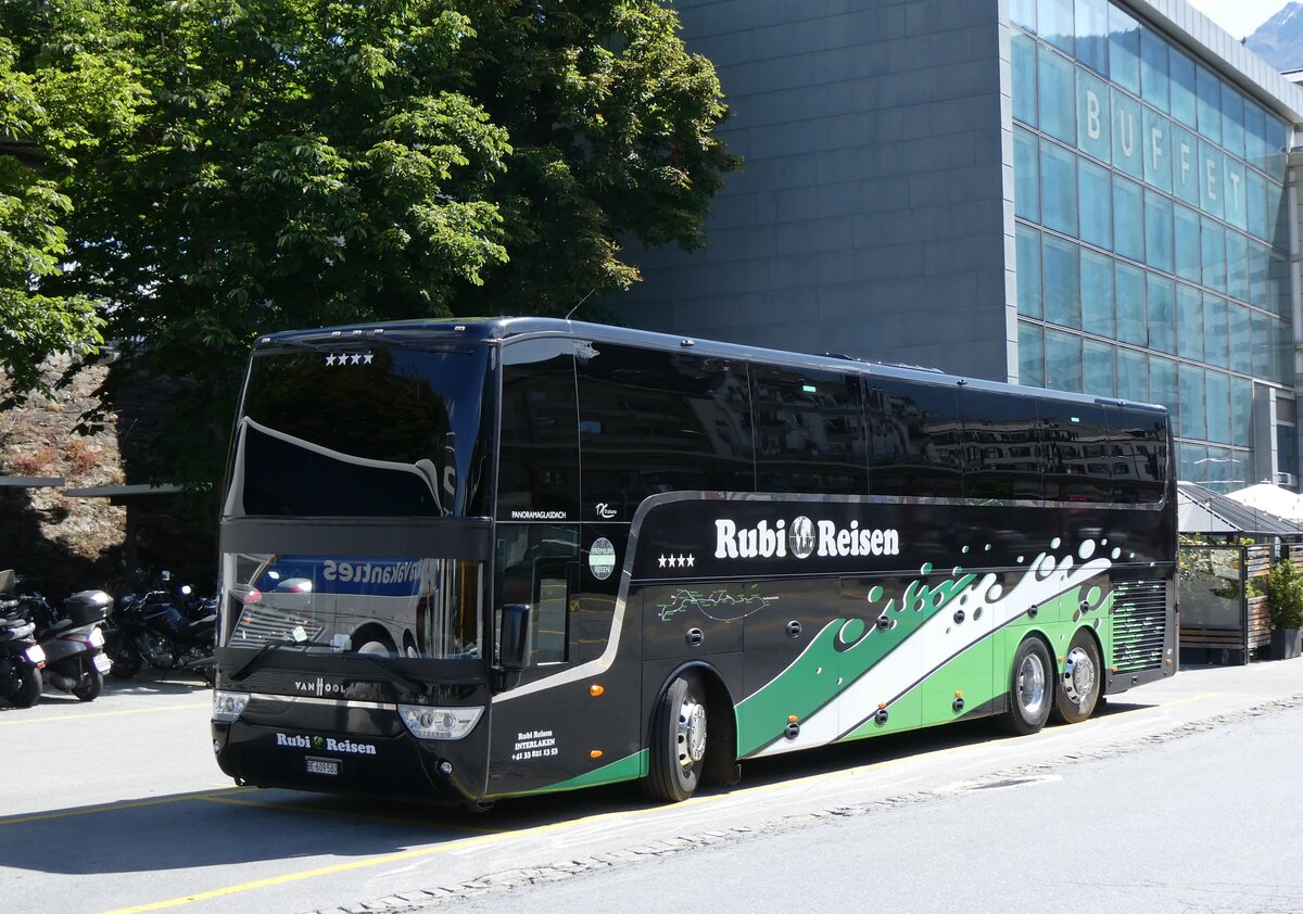 (276'309) - Rubi, Interlaken - BE 609'580 - Van Hool am 6. Juni 2025 beim Bahnhof Brig