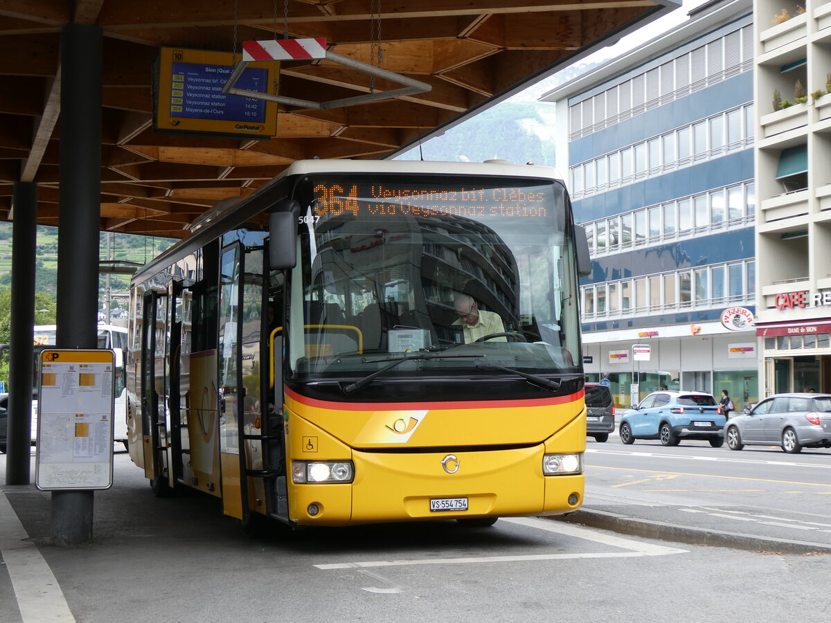 (276'318) - PostAuto Wallis - Nr. 16/VS 554'754/PID 5047 - Irisbus am 6. Juni 2025 beim Bahnhof Sion