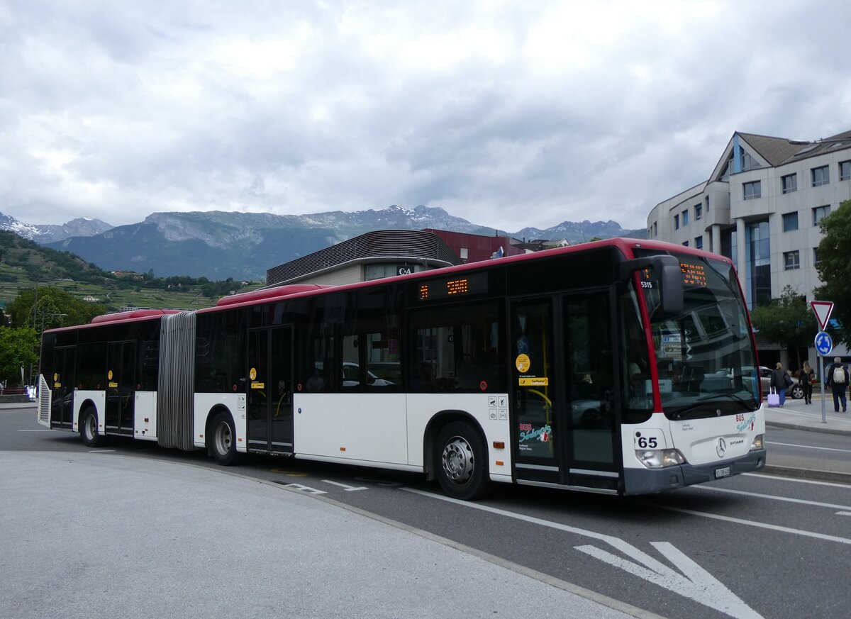 (276'327) - PostAuto Wallis - Nr. 65/VS 186'400/PID 5315 - Mercedes (ex Lathion, Sion Nr. 65) am 6. Juni 2025 beim Bahnhof Sion