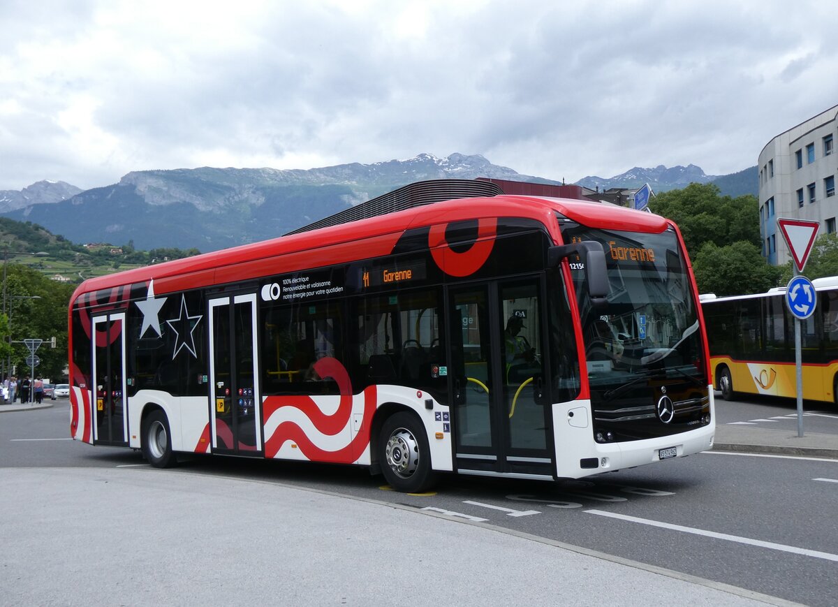 (276'328) - PostAuto Wallis - VS 574'962/PID 12'155 - eMercedes am 6. Juni 2025 beim Bahnhof Sion