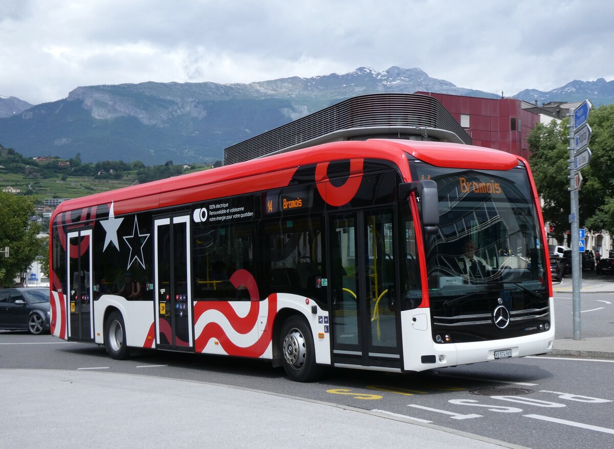 (276'329) - PostAuto Wallis - VS 574'965/PID 12'157 - eMercedes am 6. Juni 2025 beim Bahnhof Sion