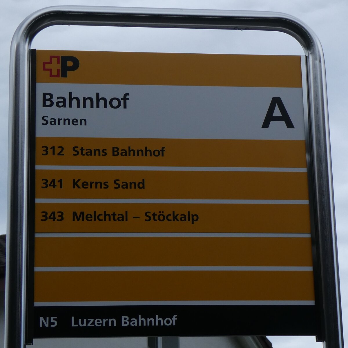 (276'442) - +P-Haltestellenschild - Sarnen, Bahnhof - am 7. Juni 2025