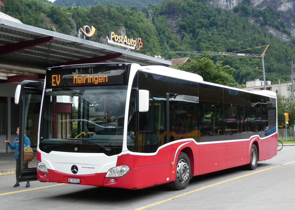 (276'460) - PostAuto Bern - BE 707'874/PID 12'319 - Mercedes (ex Wiener Linien, A-Wien Nr. 8163) am 7. Juni 2025 in Meiringen, Postautostation