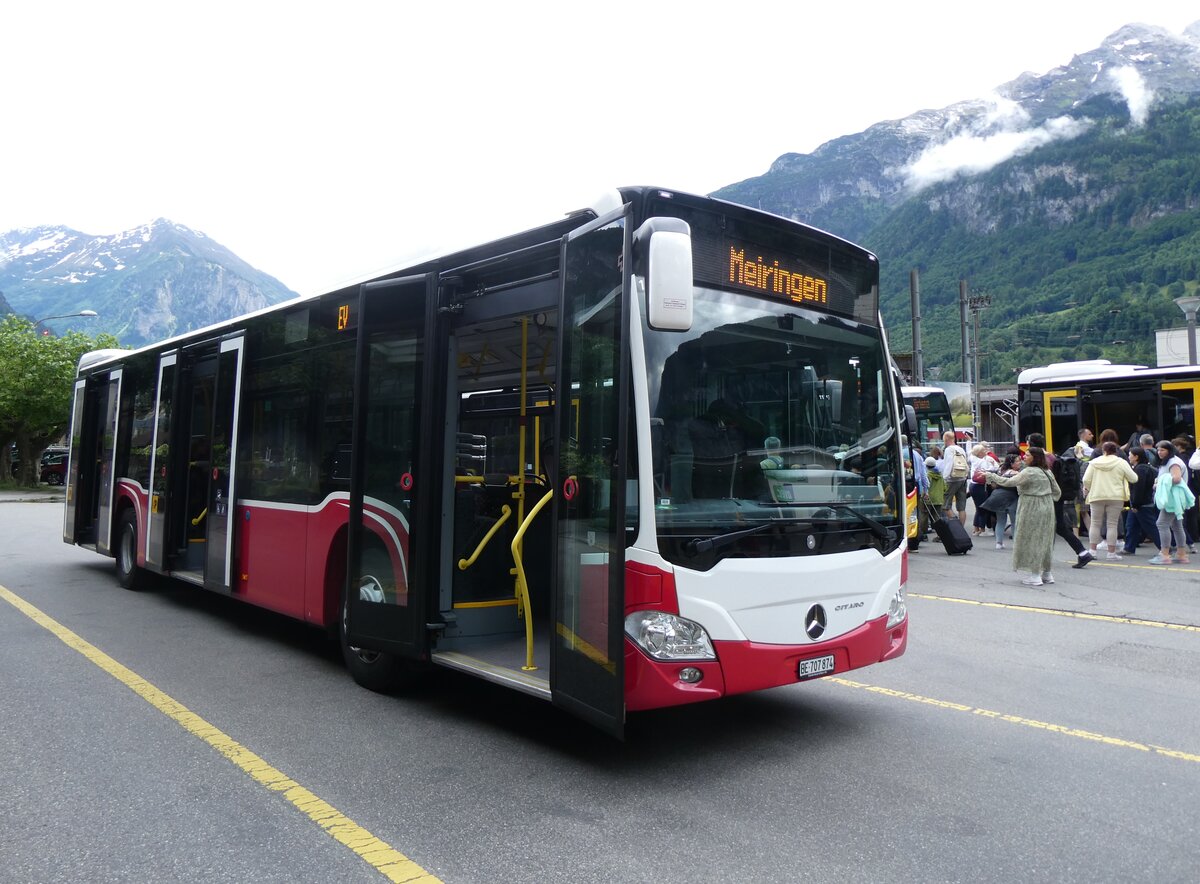 (276'464) - PostAuto Bern - BE 707'874/PID 12'319 - Mercedes (ex Wiener Linien, A-Wien Nr. 8163) am 7. Juni 2025 in Meiringen, Postautostation
