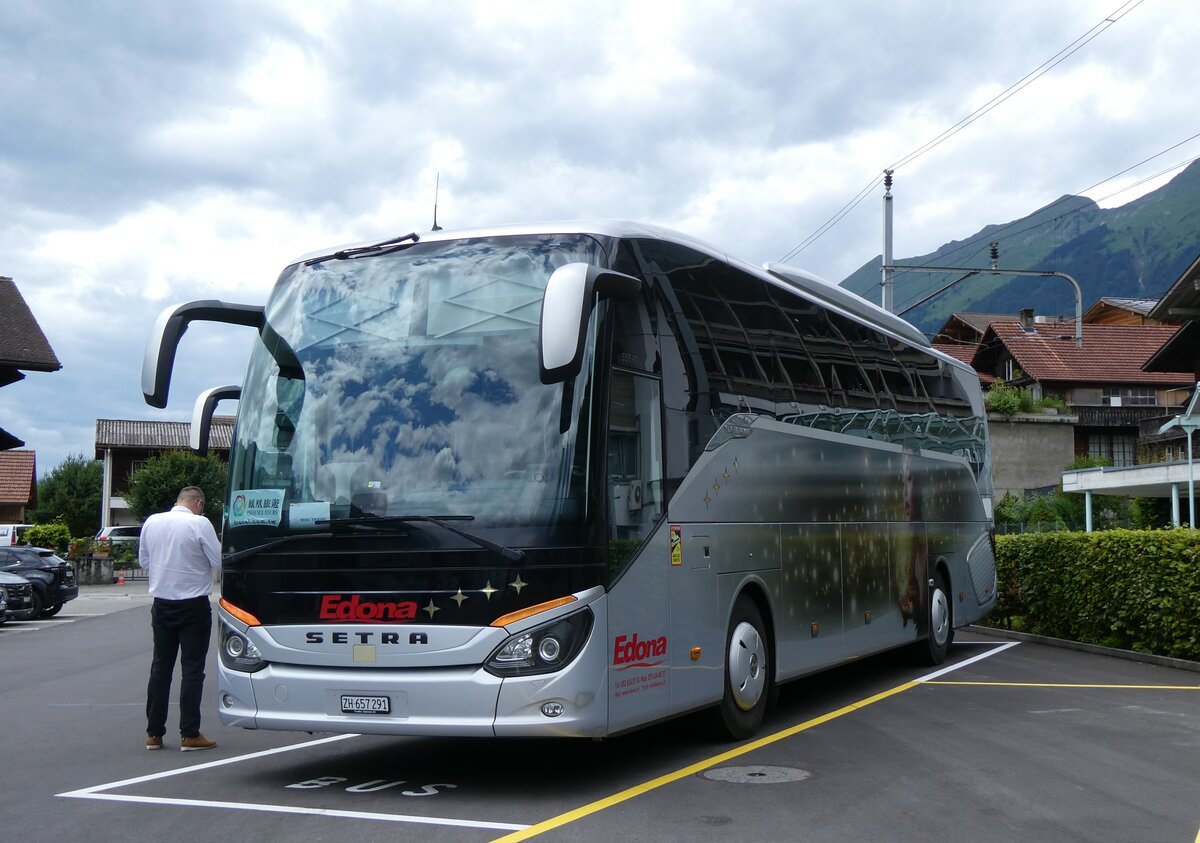 (276'479) - Edona, Schaffhausen - ZH 657'291 - Setra am 7. Juni 2025 beim Bahnhof Brienz