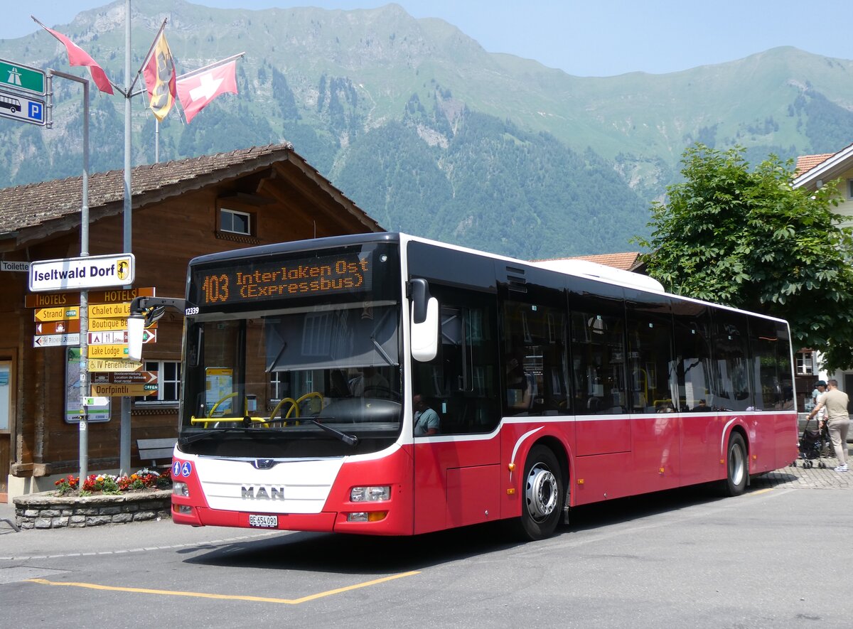 (276'537) - PostAuto Bern - BE 654'090/PID 12'339 - MAN (ex Dr. Richard, A-Wien Nr. 1419) am 9. Juni 2025 in Iseltwald, Dorfplatz