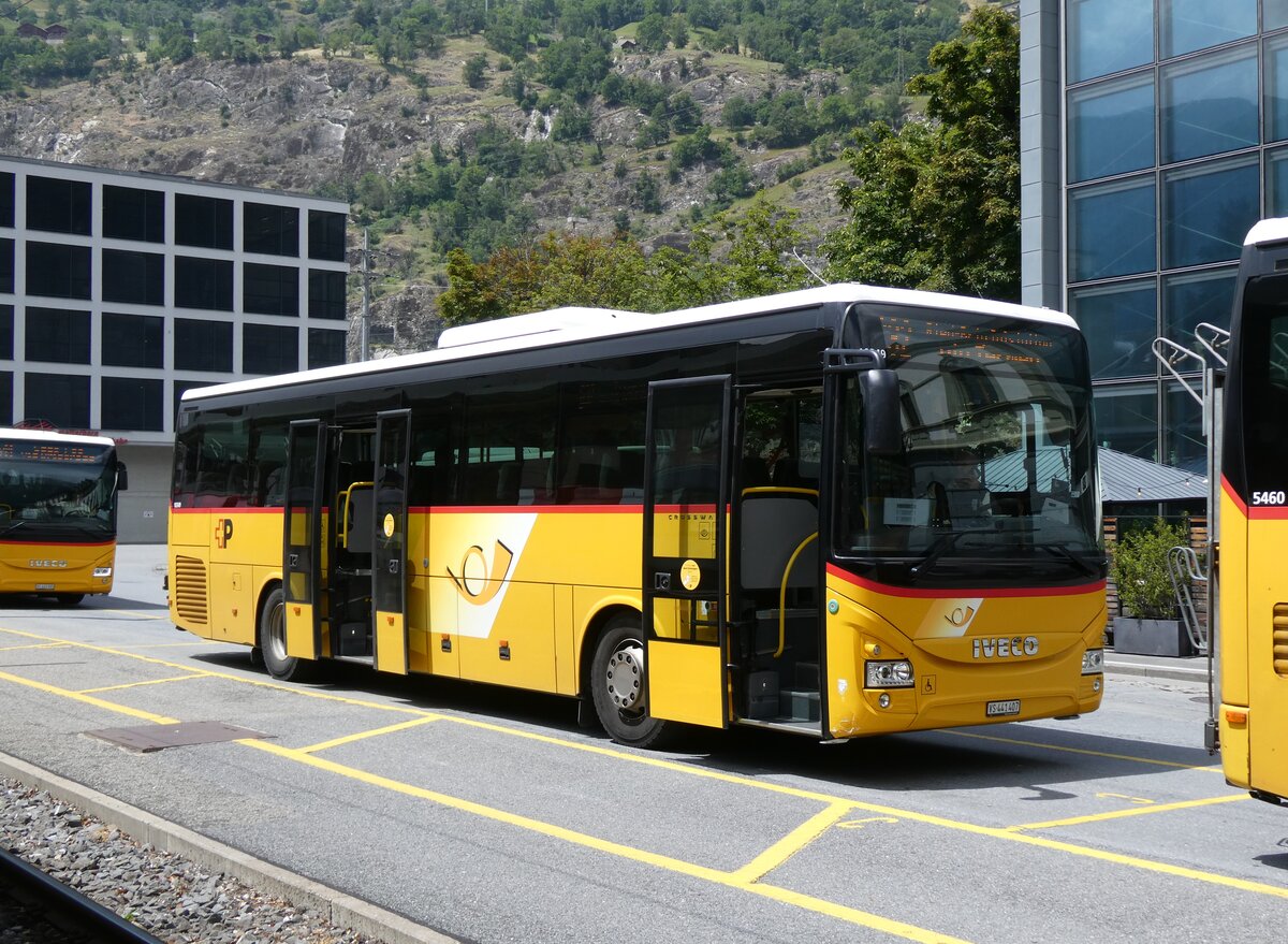 (276'710) - PostAuto Wallis - VS 441'407/PID 10'349 - Iveco am 14. Juni 2025 beim Bahnhof Brig