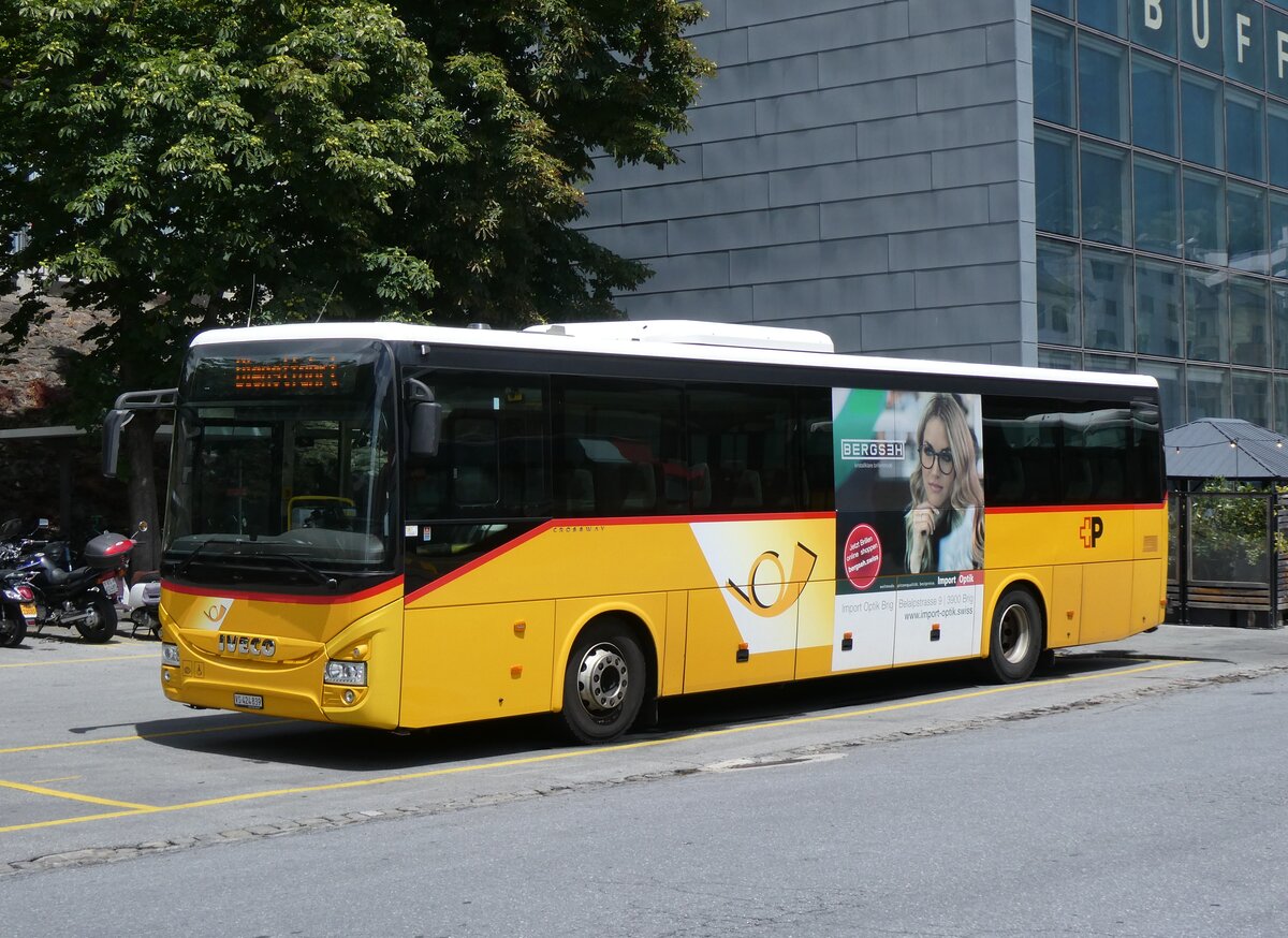 (276'712) - PostAuto Wallis - VS 424'839/PID 10'085 - Iveco am 14. Juni 2025 beim Bahnhof Brig