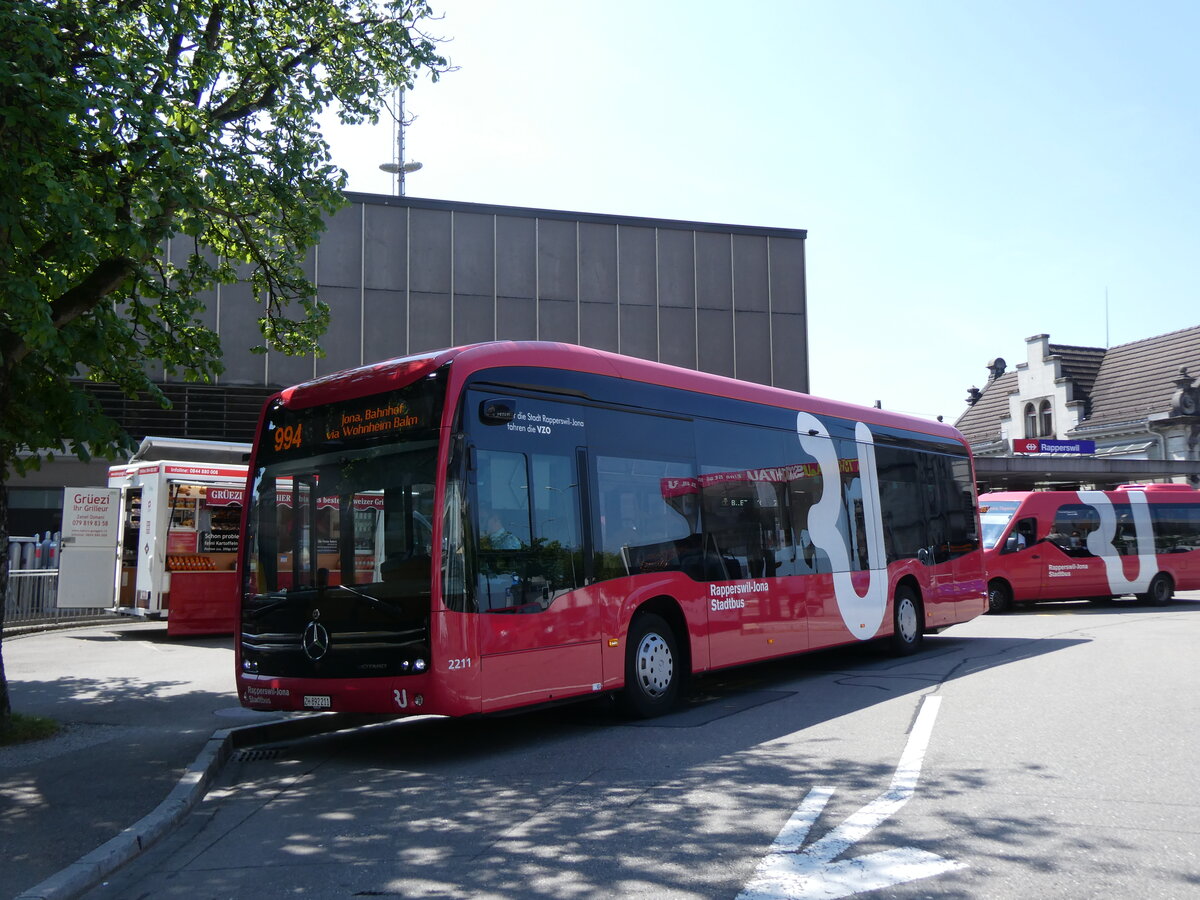 (276'804) - VZO Gr�ningen - Nr. 2211/ZH 892'211 - eMercedes am 17. Juni 2025 beim Bahnhof Rapperswil