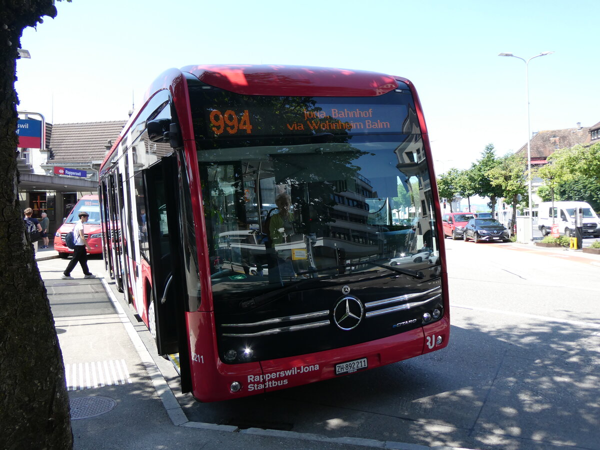 (276'805) - VZO Gr�ningen - Nr. 2211/ZH 892'211 - eMercedes am 17. Juni 2025 beim Bahnhof Rapperswil