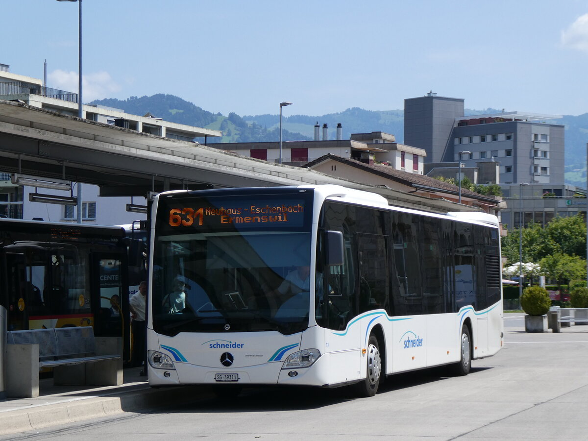 (276'823) - Schneider, Ermenswil - Nr. 13/SG 39'311 - Mercedes am 17. Juni 2025 beim Bahnhof Uznach